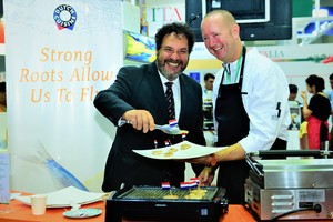 Siêu đầu bếp Michelin Michel Louws (phải) sẽ  trình diễn nấu ăn ở Holland Pavilllion tại Vietnam Foodexpo 2018