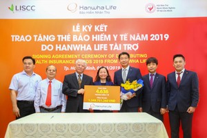 Hanwha Life Việt Nam sẽ trao tặng 4.636 thẻ Kl99kl phiên bản hoạt động y tế cho người nghèo