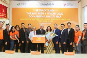 Hanwha Life Việt Nam trao tặng 3.257 thẻ Kl99kl phiên bản hoạt động y tế cho người nghèo