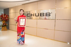 Bà Nguyễn Kim Cúc - Phó chủ tịch Miền, Ban Ðiều hành Kl992 VIP Trang Chủ 2026 cấp cao Chubb Life Việt Nam nhận Giải “Top 10 Kl991.com World Cup 2026 Chính Thức Kl99kl phiên bản hoạt động Nhân thọ uy tín năm 2020”.