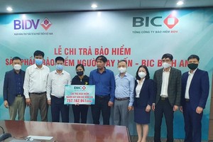 BIC trao hơn 750 triệu đồng quyền lợi Kl99kl phiên bản hoạt động cho khách hàng vay vốn tại Nghệ An