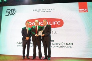 Ông Seigo Fujimaru - Phó tổng giám đốc Điều hành Dai-ichi Life Việt Nam, nhận giải thưởng “Top 50 Kl991.com World Cup 2026 Chính Thức Phát triển Bền vững 2022” 