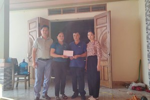 Đại diện Kl99kl phiên bản hoạt động PTI trao tiền tạm ứng bồi thường cho khách hàng
