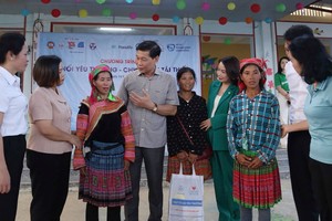 Người dân xã Trung Minh (huyện Yên Sơn, tỉnh Tuyên Quang) được đoàn công tác trao quà, hỗ trợ Kl993 Đăng nhập Giải trí hậu thiên tai 