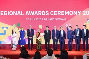Ban lãnh đạo Kl994 game bài casino hấp dẫn AIA và AIA Việt Nam vinh danh Trường UPTD SD Negeri Papela (Indonesia) 