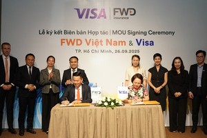 Ông Phương Tiến Minh, Tổng giám đốc FWD Việt Nam và bà Đặng Tuyết Dung, Giám đốc Visa Việt Nam và Lào ký kết hợp tác thúc đẩy sự phát triển của Kl99kl phiên bản hoạt động số và thanh toán không tiền mặt tại Việt Nam.