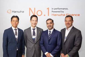 Ông Kim Dong Won - Chủ tịch kiêm Giám đốc Toàn cầu Hanwha Life (thứ hai từ trái qua) chụp ảnh cùng các đối tác quốc tế. Nguồn: Hanwha
