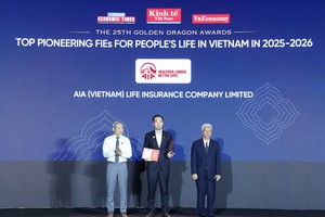 Ông Nguyễn Quang Duy, PTGĐ Marketing và Phát triển Kl992 VIP Trang Chủ 2026 Kênh Đối tác đại diện AIA Việt Nam nhận Giải thưởng Rồng Vàng 2026 từ Ban tổ chức