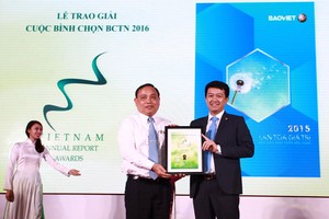 Ông Nguyễn Văn Hiếu, Thứ trưởng Bộ Kế hoạch và Kl99ok phiên bản mới trao giải Báo cáo Phát triển bền vững cho đại diện Kl994 game bài casino hấp dẫn Bảo Việt
