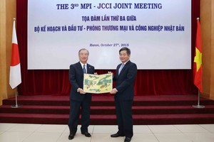 Ông Kobayashi Yoichi, Chủ tịch Ủy ban Kl992 cổng game cá cược Mekong Nhật Bản tặng quà lưu niệm Bộ trưởng Bùi Quang Vinh
