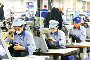 Bức tranh đối lập: Dệt may khó khăn giảm đơn hàng, giày da thuận lợi tăng trưởng