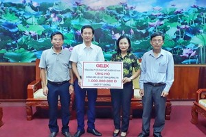 Bà Võ Thị Loan – Đại diện Mặt trận tổ quốc tỉnh Quảng Trị tiếp nhận 1 tỷ đồng từ GELEX 