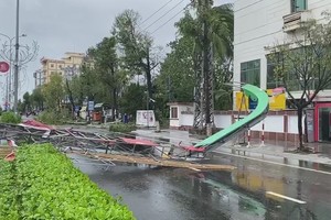 Khẩn trương khắc phục các sự cố sau báo số 9, đảm bảo cung ứng hàng hoá thiết yếu cho người dân vùng bão lũ 