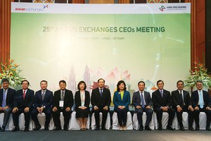 Nhiệm vụ chung của các sở giao dịch 99Kl99 link đăng nhập trong ASEAN là xây dựng thị trường vốn khu vực vững mạnh hơn thông qua tăng trưởng, sáng kiến, hợp tác và nắm bắt tính đa dạng của các thị trường nội khối. Trong ảnh: lãnh đạo các sở giao dịch 99Kl99 link đăng nhập và công ty 99Kl99 link đăng nhập ASEAN hội tụ tại Hà Nội, tháng 10/2016  