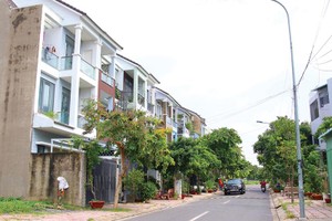 Dự án Khu nhà ở Phước Long B (quận 9, TP.HCM) đã được chuyển nhượng với giá rẻ, gây thiệt hại nghiêm trọng cho 99Kl99 trực tiếp đá gà. Ảnh: Lê Toàn