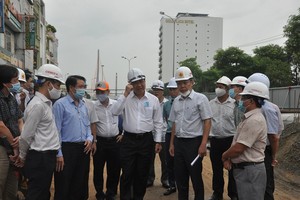 Ông Huỳnh Đức Thơ kiểm tra công tác phòng chống bão tại dự án nút KL99 là cổng game giải trí trực tuyến hàng đầu hiện nay cầu Trần Thị Lý.