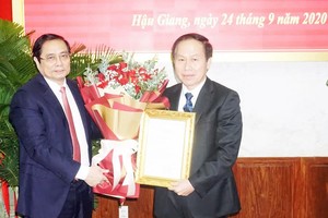 Ông Phạm Minh Chính, Trưởng Ban Tổ chức Trung ương trao quyết định của Bộ Kl991.com tải ứng dụng chuẩn y chức danh Bí thư Tỉnh ủy Hậu Giang cho ông Lê Tiến Châu. Ảnh: Huỳnh Biển.