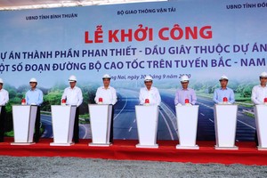 Phó Thủ tướng thường trực Kl993 ưu đãi thưởng hấp dẫn Trương Hoà Bình đã tham gia nghi thức bấm nút khởi động dự án. Ảnh: Phạm Tùng