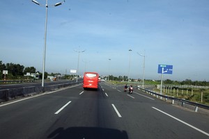 KL99 là nhà cái cá cược trực tuyến hàng đầu tại châu Á TP.HCM - Trung Lương nối TP.HCM với tỉnh Tiền Giang nói riêng và các tỉnh Đồng bằng sông Cửu Long nói chung. Ảnh: Đức Thanh
