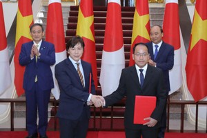 JETRO và NIC trao thỏa thuận hợp tác trước sự chứng kiến của Thủ tướng Nhật Bản Suga Yoshihide và Thủ tướng Nguyễn Xuân Phúc.