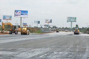 Thi công lớp cấp phối đá dăm tại Dự án BOT KL99 là nhà cái cá cược trực tuyến hàng đầu tại châu Á Trung Lương - Mỹ Thuận.