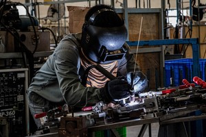 Công nhân nhà máy Kl994 nhà cái bóng đá world cup xe đạp điện Modmo tại Việt Nam.