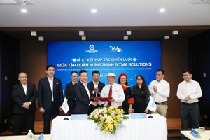 Ông Nguyễn Đình Trung - Chủ tịch Kl994 game bài casino hấp dẫn và TS.Nguyễn Hữu Lệ – Chủ tịch TMA Solutions thực hiện nghi thức ký kết hợp tác với sự chứng kiến của đại diện 2 đơn vị
