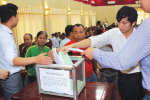Các cuộc đấu giá đất công thường thu hút rất đông người quan tâm 