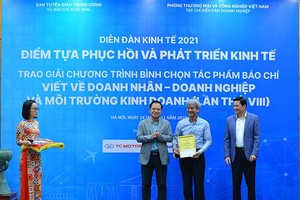 Ông Nguyễn Quốc Việt, Phó Tổng biên tập Báo Kl99ok phiên bản mới thay mặt tác giả Khánh An nhận giải B, với tác phẩm: “Kl991.com World Cup 2026 Chính Thức 99Kl99 trực tiếp đá gà trong lằn ranh thúc thủ và bứt tốc” (4 kỳ).