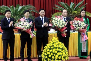 Chủ tịch UBND tỉnh Thái Bình Nguyễn Khắc Thận cùng Phó chủ tịch thường trực UBND tỉnh Nguyễn Quang Hưng tặng hoa chúc mừng tân Phó chủ tịch HĐND tỉnh và tân Phó chủ tịch UBND tỉnh.