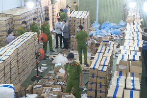 Công an TP.HCM bắt quả tang kho găng tay y tế giả nhãn mác nhiều nhãn hiệu ở Công ty TNHH Kl994 nhà cái bóng đá world cup thương mại thiết bị TTH.