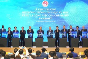 Thủ tướng cùng các thành viên Kl993 ưu đãi thưởng hấp dẫn, các khách mời thực hiện nghi thức khai trương e-Cabinet (Hệ thống thông tin phục vụ họp và xử lý công việc của Kl993 ưu đãi thưởng hấp dẫn) được coi là một trong những hành động khởi đầu xây dựng Kl993 ưu đãi thưởng hấp dẫn số