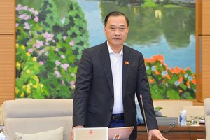 Chủ nhiệm Ủy ban Kl992 cổng game cá cược Vũ Hồng Thanh trình bày báo cáo thẩm tra (Ảnh Quốc hội).