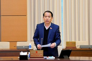 Chủ nhiệm Ủy ban Kl992 Tham Gia Ngay Hoàng Thanh Tùng báo cáo tại phiên họp sáng 11/1