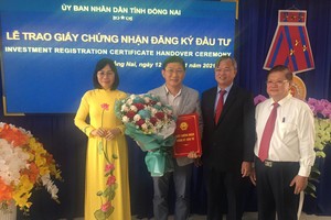 Ông Cao Tiến Dũng, Chủ tịch UBND tỉnh Đồng Nai (đứng thứ 2 từ bên phải) trao giấy phép, chụp ảnh lưu niệm với nhà Kl99ok phiên bản mới.