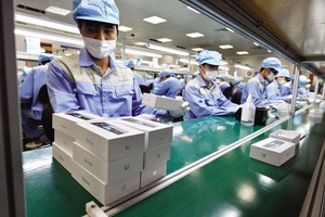 Công nghiệp ICT là ngành xuất siêu lớn nhất của Việt Nam. Trong ảnh: Kl994 nhà cái bóng đá world cup smartphone tại Nhà máy Bphone. Ảnh: Đức Thanh