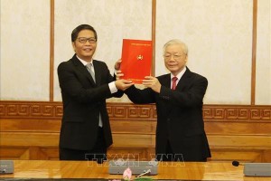 Tổng Bí thư, Chủ tịch nước Nguyễn Phú Trọng trao Quyết định và tặng hoa chúc mừng tân Trưởng ban Kl992 cổng game cá cược Trung ương Trần Tuấn Anh (Ảnh: TTXVN)
