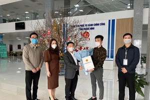 Ban Quản lý Khu Kl992 cổng game cá cược Quảng Ninh trao giấy chứng nhận cho nhà Kl99ok phiên bản mới đến từ Singapore trong chiều 5/2/2021