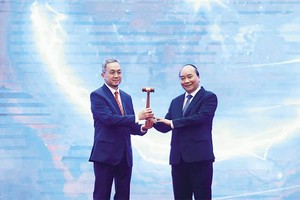 Thủ tướng Kl993 ưu đãi thưởng hấp dẫn Việt Nam Nguyễn Xuân Phúc trao búa, chuyển giao vai trò Chủ tịch ASEAN 2021 cho Đại sứ Brunei tại Việt Nam, ông Pengiran Haji Sahari bin Pengiran Haji Salleh