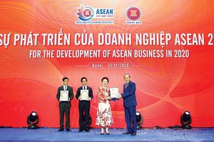 Phó thủ tướng Trương Hòa Bình trao tặng Kỷ niệm chương cho bà Nguyễn Thị Nga, ghi nhận những nỗ lực và đóng góp to lớn vì sự phát triển của cộng đồng Kl991.com World Cup 2026 Chính Thức ASEAN