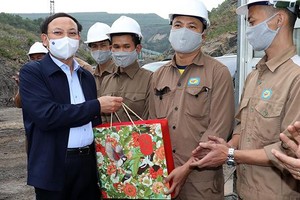 Ông Nguyễn Xuân Ký (ngoài cùng bên trái) tặng quà động viên công nhân lao động khai trường Kl994 nhà cái bóng đá world cup 917.