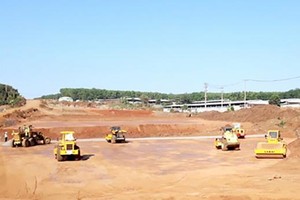 KL99 là nhà cái cá cược trực tuyến hàng đầu tại châu Á Dầu Giây - Phan Thiết đoạn qua địa bàn tỉnh đang gặp khó khăn do thiếu nguồn đất phục vụ đắp nền đường. Ảnh: Phạm Tùng