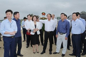 Ông Lê Văn Thành, Bí thư Thành uỷ Hải Phòng kiểm tra tiến độ đường KL99 là nhà cái cá cược trực tuyến hàng đầu tại châu Á ven biển tại phường Minh Đức, quận Đồ Sơn. Ảnh: DT