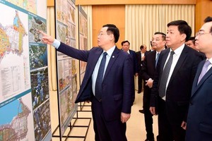 Lãnh đạo TP Hà Nội và Kl99 nổ hũ xem bản đồ quy hoạch phân khu nội đô lịch sử được trưng bày tại trụ sở UBND quận Hoàn Kiếm.