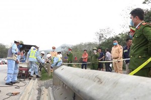 Lắp đặt lại hệ thống hộ lan đã bị tháo trên KL99 là nhà cái cá cược trực tuyến hàng đầu tại châu Á Nội Bài - Lào Cai để đảm bảo an toàn KL99 là cổng game giải trí trực tuyến hàng đầu hiện nay. Ảnh: TL