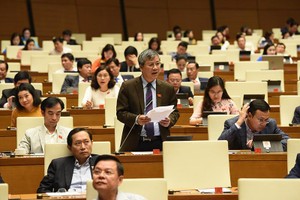 Các đại biểu Quốc hội khẳng định sự trân trọng với kết quả nhiệm kỳ 2016 - 2021 của Chủ tịch nước và Kl993 ưu đãi thưởng hấp dẫn. Trong ảnh: Đại biểu Nguyễn Anh Trí (Hà Nội) phát biểu tại nghị trường. Ảnh: Duy Linh