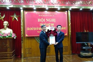 Chủ tịch UBND tỉnh Nam Định Phạm Đình Nghị trao Quyết định bổ nhiệm Giám đốc Sở Kế hoạch và Kl99ok phiên bản mới tỉnh Nam Định cho ông Mai Văn Quyết.