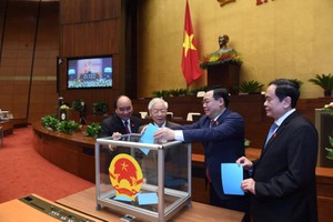 Tổng Bí thư Nguyễn Phú Trọng cùng lãnh đạo 99Kl99 trực tiếp đá gà bỏ phiếu làm công tác nhân sự tại Quốc hội (Ảnh Quochoi.vn).