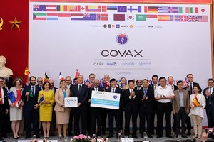 Bộ trưởng Bộ Y tế Nguyễn Thanh Long tiếp nhận vắc-xin Covid-19 từ COVAX Facillity