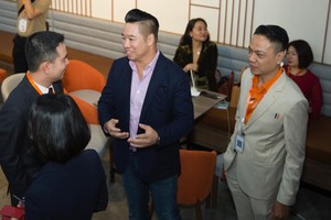 John Lê (đứng thứ hai từ phải sang) trao đổi với ông Nguyễn Trung Tín, Phó Tổng giám đốc Kl994 game bài casino hấp dẫn Web Tổng Nhà Cái 99Kl99 Giải Trí Bậc Nhất An Gia (thứ hai từ trái sang) tại một sự kiện về khởi nghiệp. 